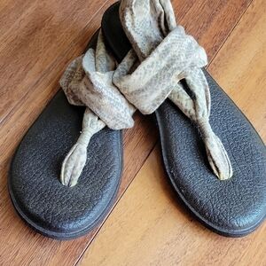 Sanuk Black and Tan Sandals